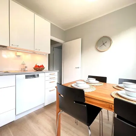Spacious Near Nature & Metro *