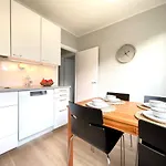 Bright And Spacious 3br With Fast Metro Access To Center *