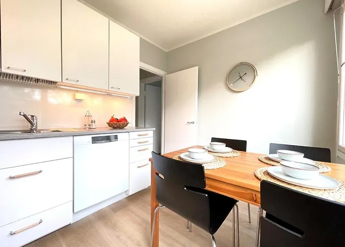 Bright And Spacious 3br With Fast Metro Access To Center *